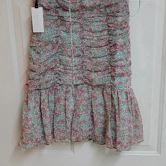 ASTR The Label OFF SHOULDER RUCHED FLORAL MINI DRESS - Picture 5 of 10